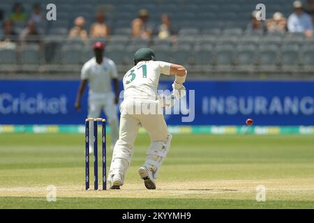 Perth, Australien. 03.. Dezember 2022. 3.. Dezember 2022, Optus Stadium, Perth, Australien: International Test Cricket Australia versus West Indies 1. Test Day 4; David Warner aus Australien verteidigt Credit: Action Plus Sports Images/Alamy Live News Stockfoto