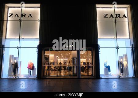 Peking, China-September 16. 2022: Fassade eines großen ZARA-Flagship-Bekleidungsgeschäfts. Eine spanische Fast-Modemarke Stockfoto