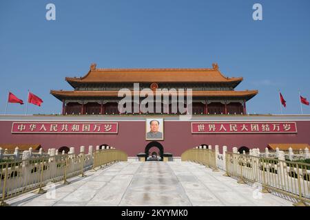 Peking, China-September 16. 2022: Fassade des Tian'anmen-Tores an sonnigen Tagen mit Porträt von Mao Zedong. Ein monumentales Tor im Stadtzentrum von Peking Stockfoto