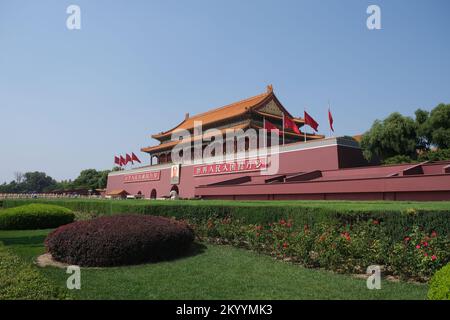 Peking, China-September 16. 2022: Seitlicher Blick auf Tiananmen (das Tor des Himmels - gesendete Befriedung) am sonnigen Tag. Ein monumentales Tor im Stadtzentrum von Stockfoto