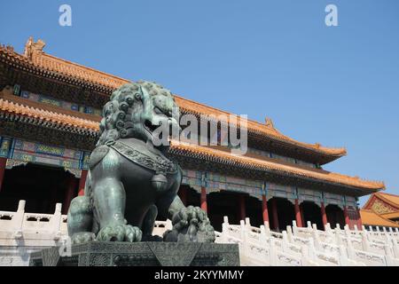 Peking, China-September 16. 2022: Traditioneller kaiserlicher Wächter Bronze Löwe am Tor der Obersten Harmonie in der Verbotenen Stadt an sonnigen Tagen Stockfoto