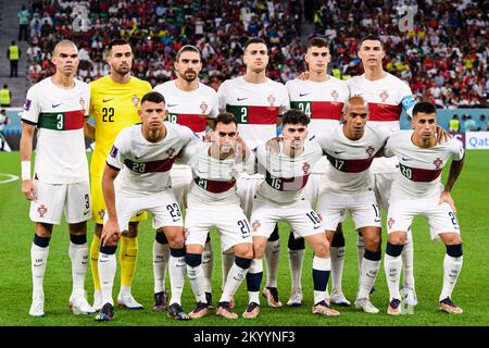 Doha, Katar. 02.. Dezember 2022. Education City Stadium Portugal Team vor dem Spiel zwischen Südkorea und Portugal, gültig für die Gruppenphase der Weltmeisterschaft, die im Education City Stadium in Doha, Katar, stattfindet. (Marcio Machado/SPP) Kredit: SPP Sport Press Photo. Alamy Live News Stockfoto