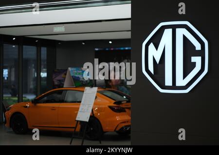 Schanghai, China-August 13. 2022: MG-Autohaus-Schild schließen. Eine britische Automarke Stockfoto