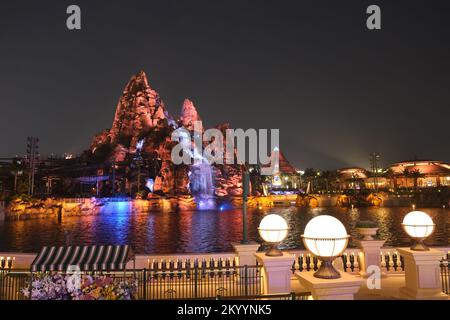 Peking, China-September 13. 2022: Farbenfrohe Nachtszene der Universal Studios Beijing bei Nacht Stockfoto