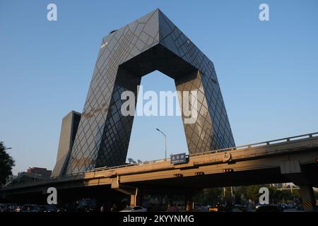 Peking, China-September 16. 2022: Das Hauptquartier des chinesischen Zentralfernsehens bei Sonnenuntergang. Ein staatseigener chinesischer Sender Stockfoto