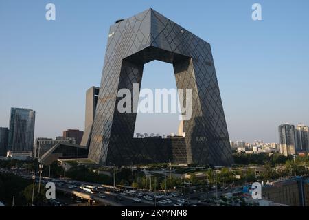 Peking, China-September 16. 2022: Fassade des Hauptquartiers des chinesischen Zentralfernsehens. Ein staatseigener chinesischer Sender Stockfoto