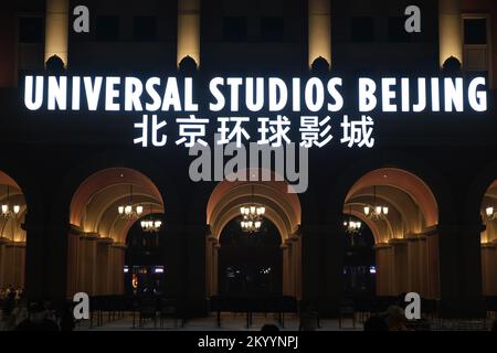 Peking, China-September 13. 2022: Fassade des Eingangs der Universal Studios Beijing bei Nacht. Stockfoto