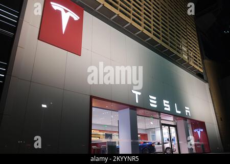 Peking, China-September 11. 2022: Tesla Motors Autohaus bei Nacht. Stockfoto