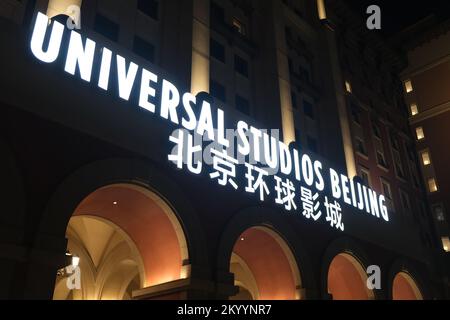 Peking, China-September 13. 2022: Nahschild der Universal Studios Beijing bei Nacht Stockfoto