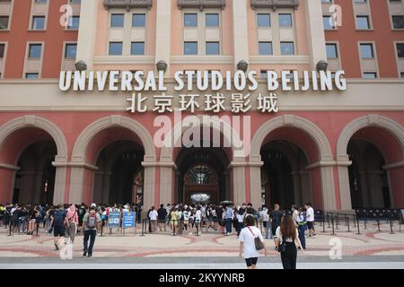 Peking, China-September 13. 2022: Viele Touristen in der Schlange, um die Universal Studios Beijing zu betreten. Fassade des Eingangs der Universal Studios Beijing. Stockfoto