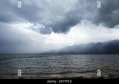 Erhai Lake und Cang Mountain in Dali, Provinz Yunnan, China. Berühmtes Reiseziel Stockfoto