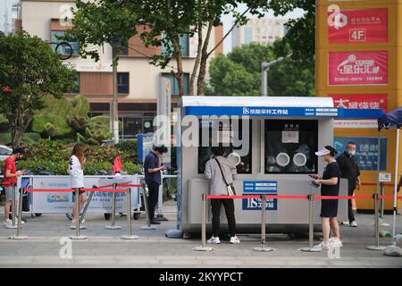 Shanghai, China-Juli 24. 2022: Chinesen stellen sich auf, um Covid-19-Test am Testgelände zu erhalten Stockfoto