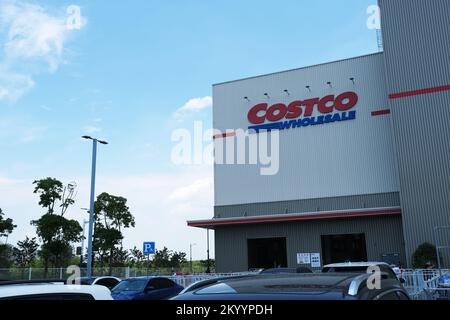 Shanghai, China – Juli 10. 2022: Costco Großhandel Markenlogo außerhalb des Einzelhandelsgeschäfts. Stockfoto