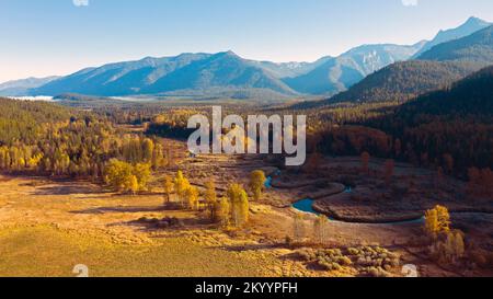 Bull River und Cabinet Mountains aus der Vogelperspektive im Herbst. Sanders County, Nordwest-Montana. (Foto: Randy Beacham) Stockfoto