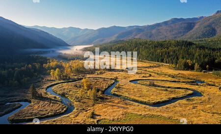 Bull River und Cabinet Mountains aus der Vogelperspektive im Herbst. Sanders County, Nordwest-Montana. (Foto: Randy Beacham) Stockfoto