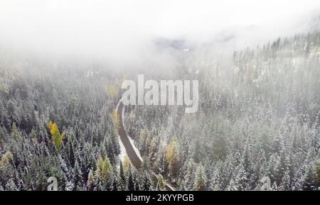 Luftaufnahme der Pipe Creek Road von Libby nach Yaak nach einem Schneesturm im Herbst. Lincoln County, Nordwest-Montana. (Foto: Randy Beacham) Stockfoto