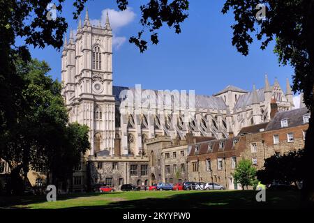 Westminster Abbey von Dean's Yard und Westminster School in London, England Stockfoto