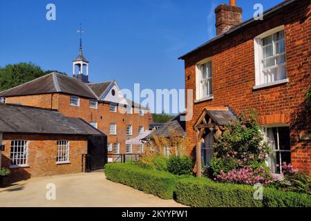 Whitchurch in Betrieb Silk Mill leuchtet rot kurz nach Sonnenaufgang in Whitchurch, Hampshire, England Stockfoto