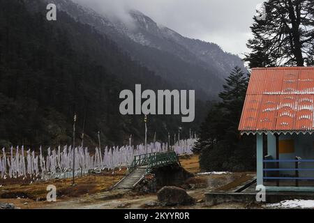 Wunderschöne ländliche Landschaft in abgelegener Gegend im Norden von sikkim in der Nähe des yumthang-Tals, umgeben vom himalaya in indien Stockfoto