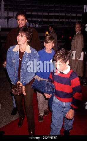 Sally Field bei der Hook Premiere mit Ehemann Alan Greisman und Söhnen in Los Angeles, Kalifornien am 08. Dezember 1991 Kredit: Ralph Dominguez/MediaPunch Stockfoto