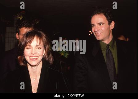Sally Field und Ehemann Alan Greisman bei der Premiere „Steel Magnolias“ im Cineplex Odeon Cinemas in Los Angeles, Kalifornien, 09. November 1989 Gutschrift: Ralph Dominguez/MediaPunch Stockfoto