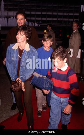 Sally Field bei der Hook Premiere mit Ehemann Alan Greisman und Söhnen in Los Angeles, Kalifornien am 08. Dezember 1991 Kredit: Ralph Dominguez/MediaPunch Stockfoto