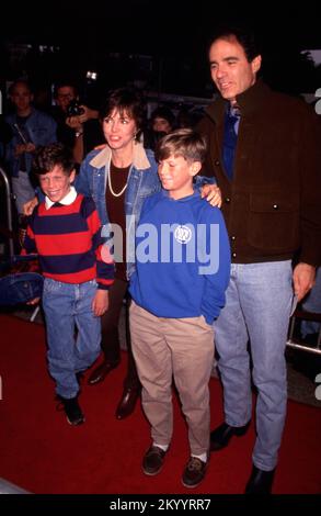 Sally Field bei der Hook Premiere mit Ehemann Alan Greisman und Söhnen in Los Angeles, Kalifornien am 08. Dezember 1991 Kredit: Ralph Dominguez/MediaPunch Stockfoto