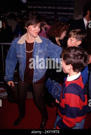 Sally Field bei der Hook Premiere mit Ehemann Alan Greisman und Söhnen in Los Angeles, Kalifornien am 08. Dezember 1991 Kredit: Ralph Dominguez/MediaPunch Stockfoto