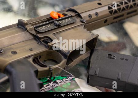 Portland, USA. 02.. Dezember 2022. Ein „Black Rain Ordnance“-Gewehr im AR-15-Stil und eine Zeitschrift werden in einem Waffengeschäft in Oregon verkauft. Am 2. Dezember 2022 in Portland, dem Bundesgericht Oregons, finden die Herausforderungen und Antworten auf die kürzlich verabschiedete Waffenschutzinitiative 114 statt. In Waffenhändlern sind hochergiebige Pistolenmagazine ausverkauft. (Foto: John Rudoff/Sipa USA) Guthaben: SIPA USA/Alamy Live News Stockfoto