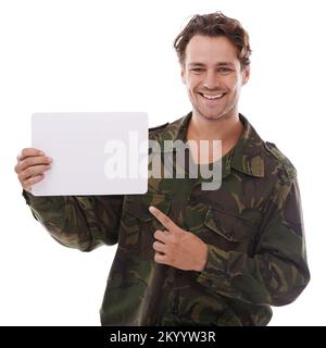 Stolz, für sein Land zu kämpfen. Ein junger Mann in militärischer Ermüdung. Stockfoto