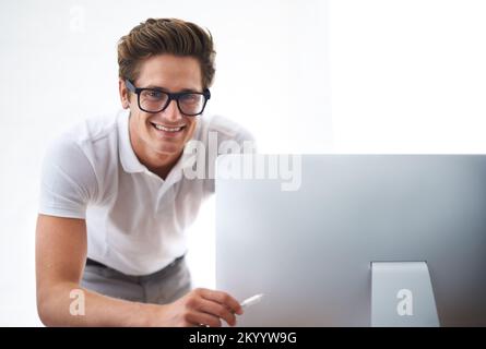 Ich habe das hier. Ein junger Computertechniker, der ein Kabel an seinen Computer anschließt. Stockfoto
