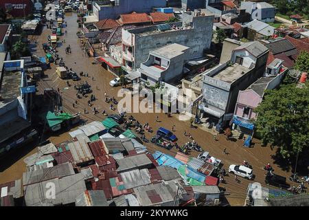 Bandung, West Java, Indonesien. 3.. Dezember 2022. Die Luftaufnahme zeigt Fahrzeuge, die durch Überschwemmungen durch den Fluss Citarum in Dayeuhkolot, Bandung Regency, Indonesien, fahren. Der starke Regen am Freitag (2. 12. 2022) machte Hunderte von Häusern in den Bezirken Baleendah und Dayeuhkolot von Überschwemmungen über dem Citarum River bis zu 50 cm auf einen Meter tief. (Kreditbild: © Algi Febri Sugita/ZUMA Press Wire) Kredit: ZUMA Press, Inc./Alamy Live News Stockfoto