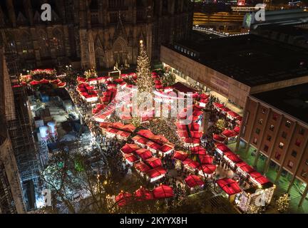 Köln, Deutschland. 02.. Dezember 2022. Blick von oben auf den Weihnachtsmarkt im Kölner Dom. An vielen Orten in Nordrhein-Westfalen sind die Weihnachtsmärkte genauso belebt wie vor der Corona-Pandemie. Zahlreiche Touristen reisen dieses Jahr wieder für dieses besondere Erlebnis. (Zu dpa: „Sehnsucht und Gemütlichkeit: Weihnachtsmärkte wie vor Corona“) Kredit: Sascha Thelen/dpa/Alamy Live News Stockfoto