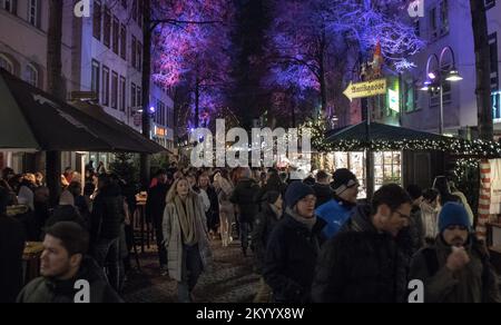 Köln, Deutschland. 02.. Dezember 2022. Besucher besuchen den Weihnachtsmarkt im Kölner Dom. An vielen Orten in Nordrhein-Westfalen sind die Weihnachtsmärkte genauso belebt wie vor der Corona-Pandemie. Zahlreiche Touristen reisen dieses Jahr wieder für dieses besondere Erlebnis. (Zu dpa: „Sehnsucht und Gemütlichkeit: Weihnachtsmärkte wie vor Corona“) Kredit: Sascha Thelen/dpa/Alamy Live News Stockfoto