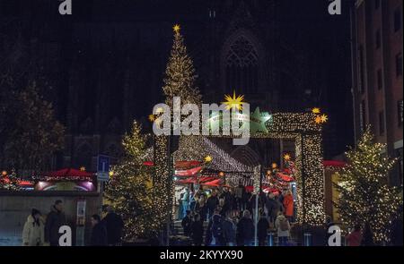 Köln, Deutschland. 02.. Dezember 2022. Besucher besuchen den Weihnachtsmarkt im Kölner Dom. An vielen Orten in Nordrhein-Westfalen sind die Weihnachtsmärkte genauso belebt wie vor der Corona-Pandemie. Zahlreiche Touristen reisen dieses Jahr wieder für dieses besondere Erlebnis. (Zu dpa: „Sehnsucht und Gemütlichkeit: Weihnachtsmärkte wie vor Corona“) Kredit: Sascha Thelen/dpa/Alamy Live News Stockfoto