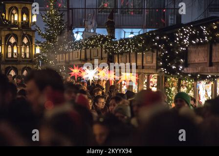 Köln, Deutschland. 02.. Dezember 2022. Besucher besuchen den Weihnachtsmarkt im Kölner Dom. An vielen Orten in Nordrhein-Westfalen sind die Weihnachtsmärkte genauso belebt wie vor der Corona-Pandemie. Zahlreiche Touristen reisen dieses Jahr wieder für dieses besondere Erlebnis. (Zu dpa: „Sehnsucht und Gemütlichkeit: Weihnachtsmärkte wie vor Corona“) Kredit: Sascha Thelen/dpa/Alamy Live News Stockfoto