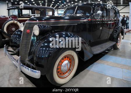 ST. PETERSBURG, RUSSLAND - 23. APRIL 2022: Das Retro-Auto des Studebaker-Diktators 2 (1937) auf der Oldtimer-Galerie-Autoshow Stockfoto