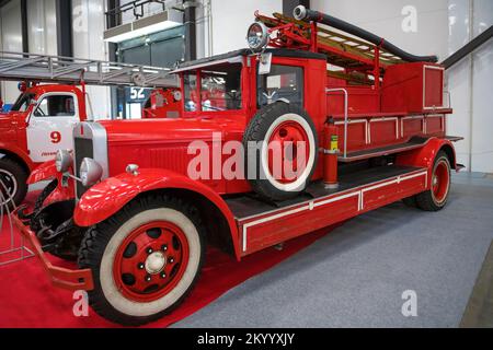 ST. PETERSBURG, RUSSLAND - 23. APRIL 2022: Eine Feuerlöschpumpe PMZ-1 basierend auf einem ZIS-11 in der Oldtimer Gallery Auto Show Stockfoto