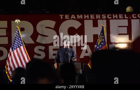 Valdosta, Usa. 02.. Dezember 2022. Herschel Walker, Kandidat des Senats der Republik Georgien, spricht bei einer Wahlkampfveranstaltung in Valdosta. Noch vier Tage bis zur Abwertung der US-Wahlen im Dezember 6 Senat, Herschel Walker setzt seinen Wahlkampf in ganz Georgien fort, in der Hoffnung, den amtierenden Senator Raphael Warnock (D-GA) zu besiegen. Kredit: SOPA Images Limited/Alamy Live News Stockfoto