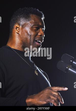 Valdosta, Usa. 02.. Dezember 2022. Herschel Walker, Kandidat des Senats der Republik Georgien, spricht bei einer Wahlkampfveranstaltung in Valdosta. Noch vier Tage bis zur Abwertung der US-Wahlen im Dezember 6 Senat, Herschel Walker setzt seinen Wahlkampf in ganz Georgien fort, in der Hoffnung, den amtierenden Senator Raphael Warnock (D-GA) zu besiegen. Kredit: SOPA Images Limited/Alamy Live News Stockfoto