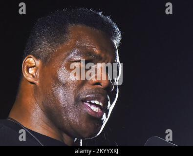 Valdosta, Usa. 02.. Dezember 2022. Herschel Walker, Kandidat des Senats der Republik Georgien, spricht bei einer Wahlkampfveranstaltung in Valdosta. Noch vier Tage bis zur Abwertung der US-Wahlen im Dezember 6 Senat, Herschel Walker setzt seinen Wahlkampf in ganz Georgien fort, in der Hoffnung, den amtierenden Senator Raphael Warnock (D-GA) zu besiegen. Kredit: SOPA Images Limited/Alamy Live News Stockfoto