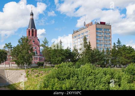 RZHEV, RUSSLAND - 15. JULI 2022: Blick auf die Kirche der Neuen Märtyrer und Konfessoren Russlands und das Rzhev Hotel an einem sonnigen Juli-Tag Stockfoto
