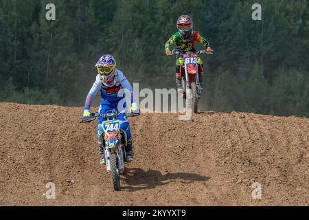 SHARYA, RUSSLAND - 06. AUGUST 2022: Junge Reiter auf der Motocross-Strecke. Der Kelch ist dem Andenken an L.A. gewidmet Voronina Stockfoto