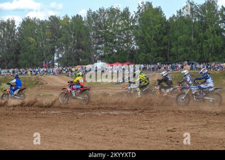 SHARYA, RUSSLAND - 06. AUGUST 2022: Ein Bruchteil eines der Rennen des Motocross-Wettbewerbs für den Cup, der der Erinnerung an L.A. gewidmet ist Voronin Stockfoto