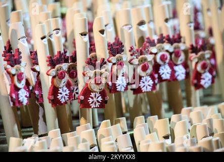 Köln, Deutschland. 02.. Dezember 2022. Flöten mit handgemachten Rentieren stehen in einem Stand zum Verkauf auf dem Weihnachtsmarkt im Kölner Dom. An vielen Orten in Nordrhein-Westfalen sind die Weihnachtsmärkte genauso belebt wie vor der Corona-Pandemie. Zahlreiche Touristen reisen dieses Jahr wieder für dieses besondere Erlebnis. (Zu dpa: „Sehnsucht und Gemütlichkeit: Weihnachtsmärkte wie vor Corona“) Kredit: Sascha Thelen/dpa/Alamy Live News Stockfoto