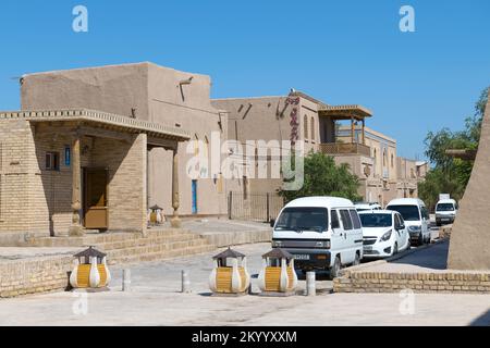 KHIVA, USBEKISTAN - 05. SEPTEMBER 2022: Sonniger Tag auf der Straße der Innenstadt von Ichan-Kala Stockfoto