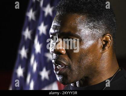 Valdosta, Usa. 02.. Dezember 2022. Herschel Walker, Kandidat des Senats der Republik Georgien, spricht bei einer Wahlkampfveranstaltung in Valdosta. Noch vier Tage bis zur Abwertung der US-Wahlen im Dezember 6 Senat, Herschel Walker setzt seinen Wahlkampf in ganz Georgien fort, in der Hoffnung, den amtierenden Senator Raphael Warnock (D-GA) zu besiegen. (Foto: Paul Hennessy/SOPA Images/Sipa USA) Guthaben: SIPA USA/Alamy Live News Stockfoto