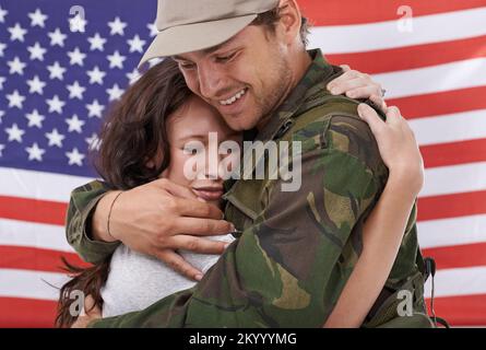 Nicht jeder Kampf findet auf dem Schlachtfeld statt. Ein junger Mann in militärischer Ermüdung. Stockfoto