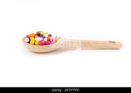 Fenchelkerne Süßigkeiten in einem Holzlöffel isoliert über weiß Stockfoto
