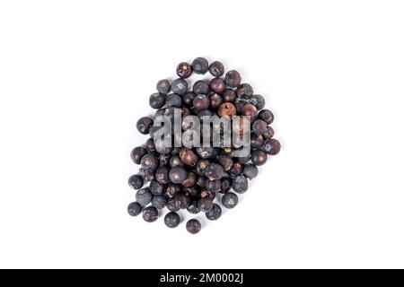 Wacholderbeeren auf einem Haufen isoliert über weißem Top-Down-Boden Stockfoto